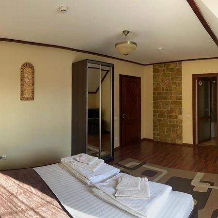 Старий Янів Hotel Ivano-Frankovo Buitenkant foto