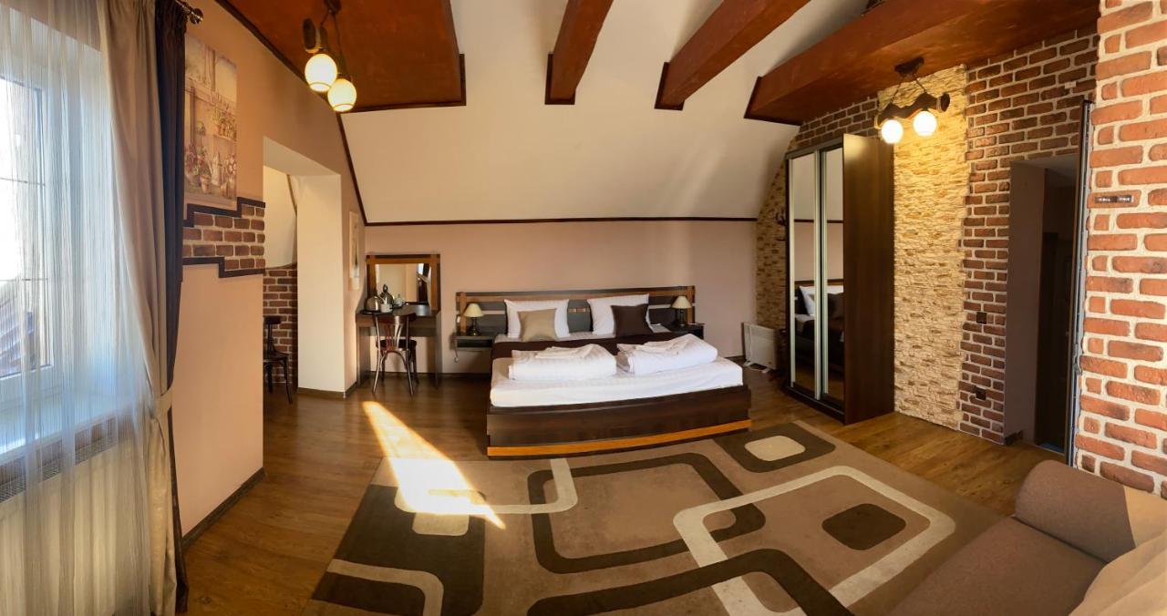 Старий Янів Hotel Ivano-Frankovo Buitenkant foto