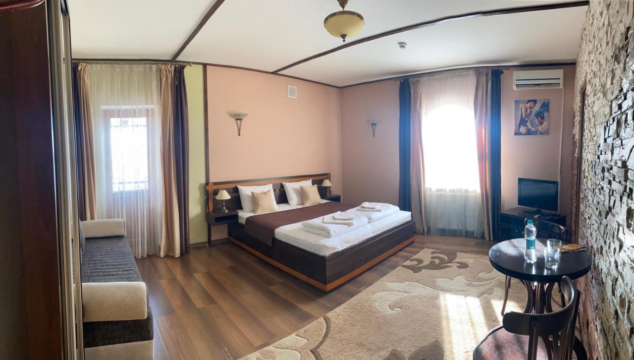 Старий Янів Hotel Ivano-Frankovo Buitenkant foto